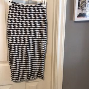 Houndstooth skirt with slit on the back
